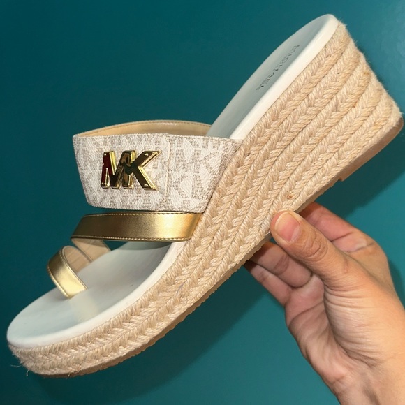 Michael Kors monogram Sidney toe sandal - Picture 9 of 17